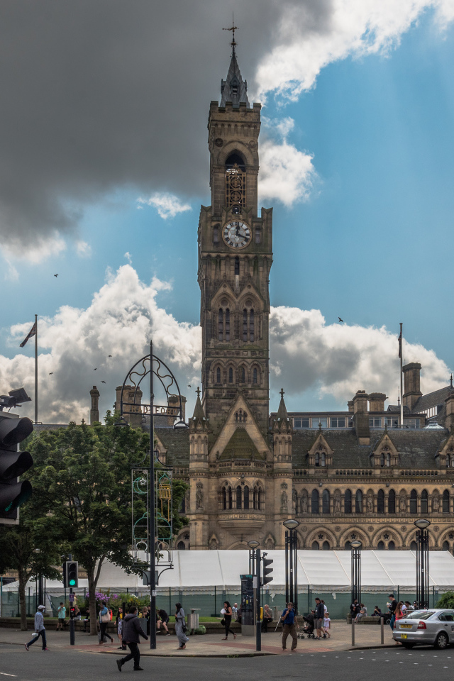 Часы на башне в городе, Англия