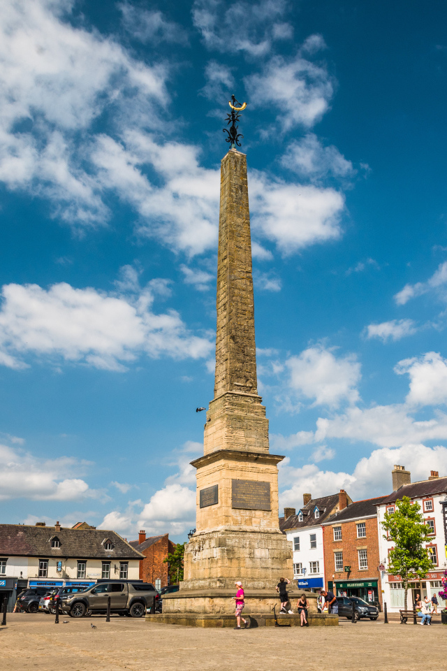 Монумент в центре города под голубым небом,Англия 