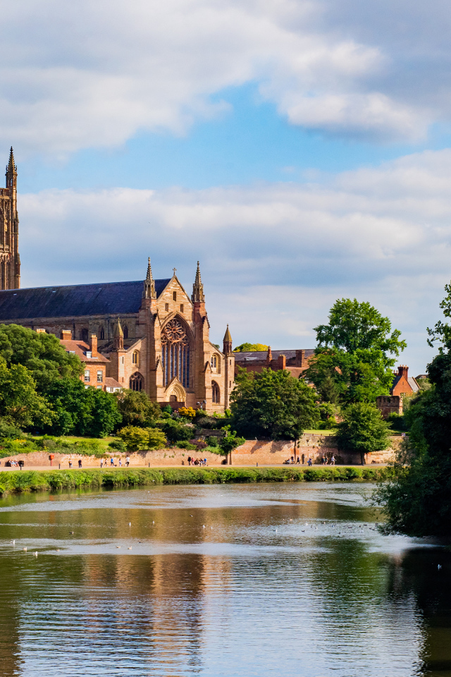 Старинный красивый дом у реки, Англия 