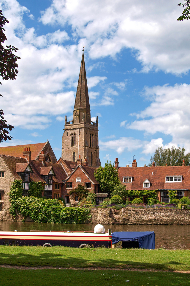 Старинные дома у реки в городе Абингдон, Англия