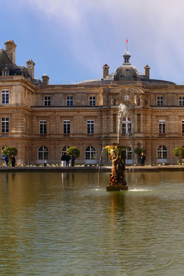 Люксембургский дворец у озера, Париж. Франция