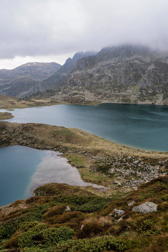 Озера у гор в тумане, Франция 