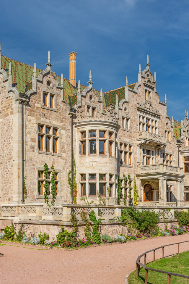 Замок Альтенштайн под голубым небом, Германия