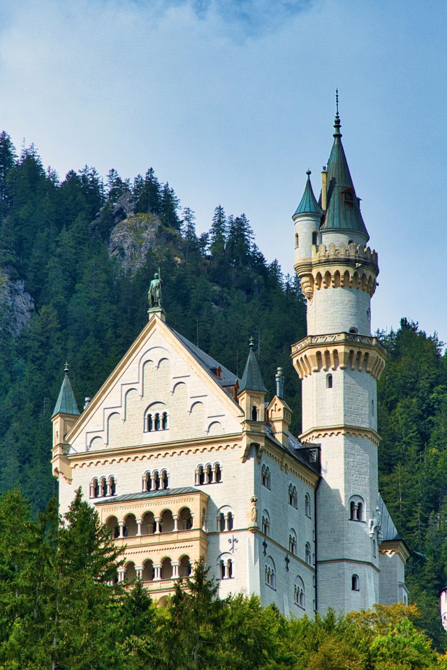 Старинный замок Нойшванштайн на фоне гор, Германия