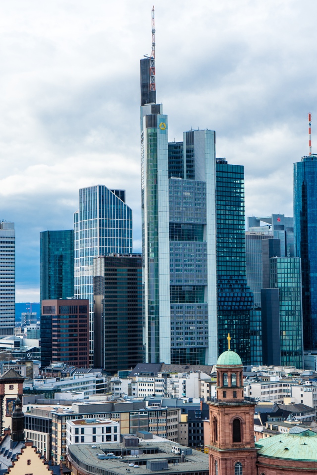 Красивые  высокие небоскребы города Франкфурт,Германия 
