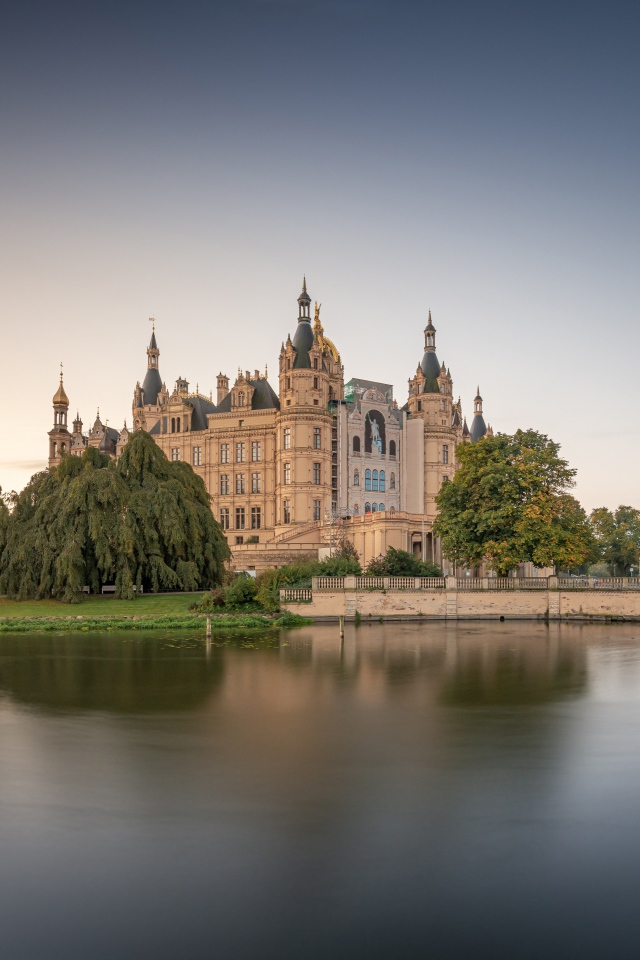 Красивый вид на Шверинский замок у озера, Германия