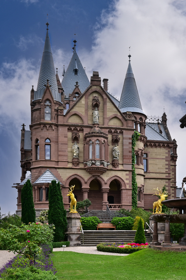 Замок Драхенбург в парке,Германия 