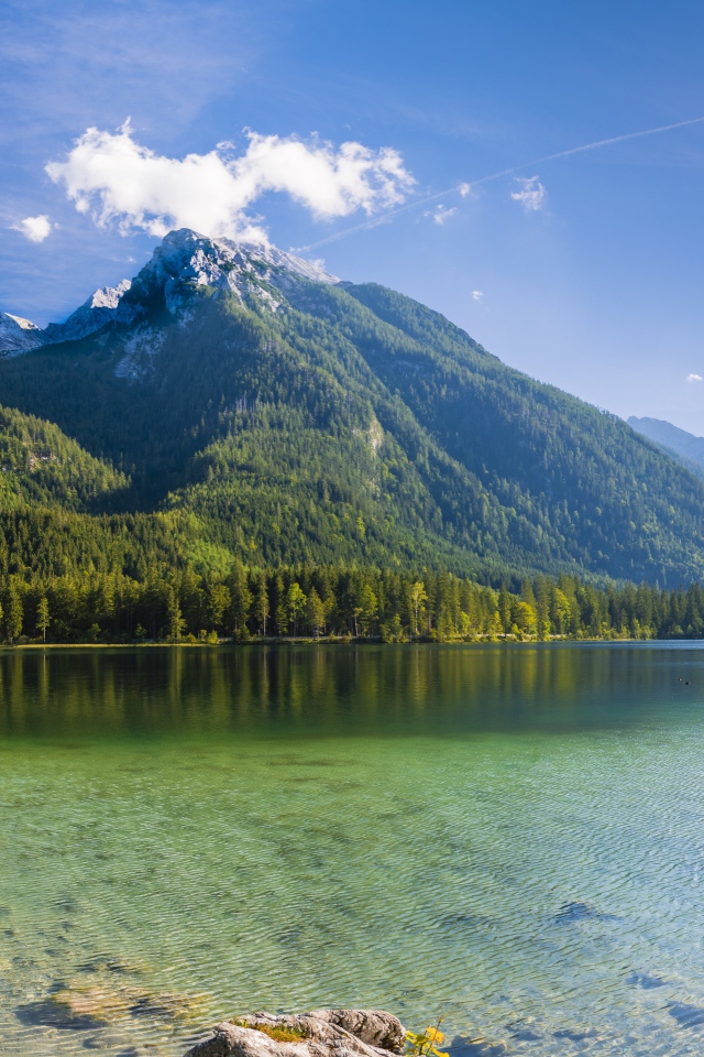 Горы под красивым голубым небом у озера, Германия