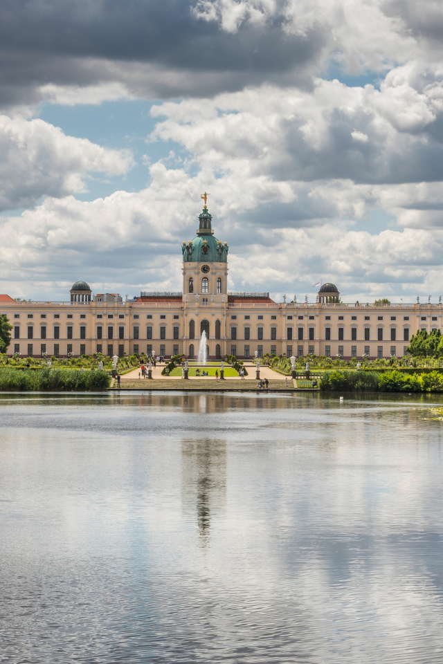 Красивый вид на замок Шарлоттенбург у озера под белыми облаками