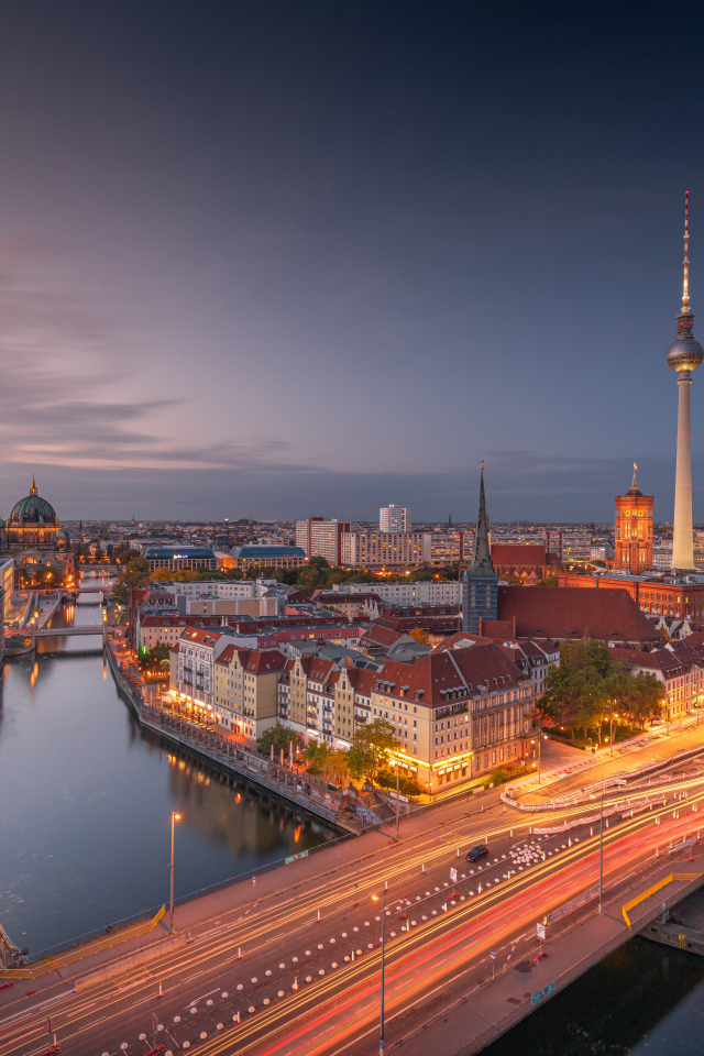 Красивый вид на вечерний Берлин, Германия