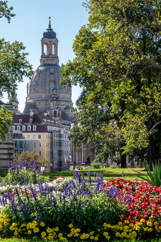 Старая церковь в живописном парке,Дрезден. Германия