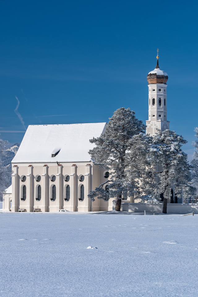 Старая церковь в заснеженном парке, Германия
