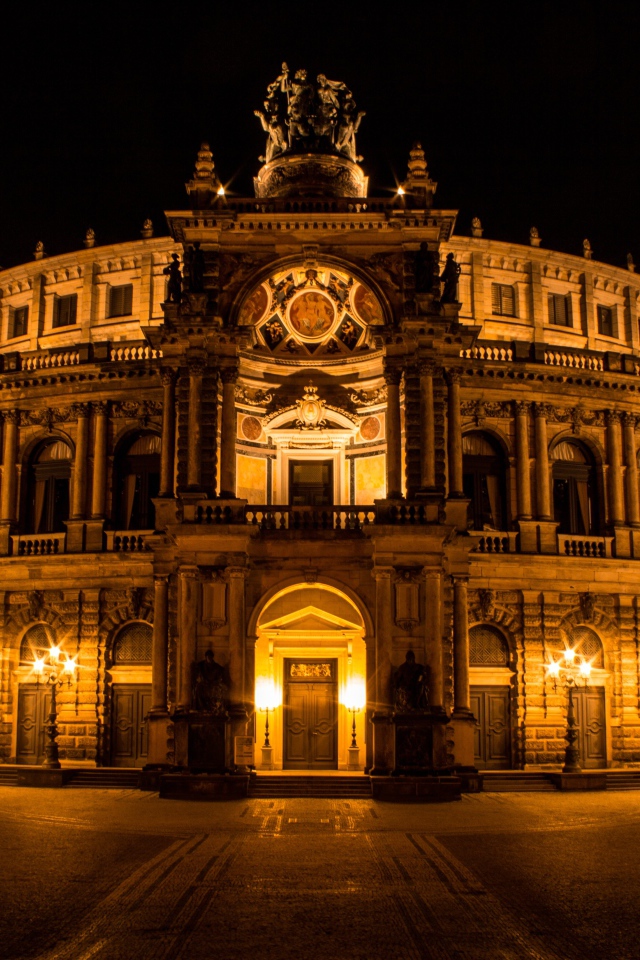 Оперный дом ночью, Дрезден. Германия