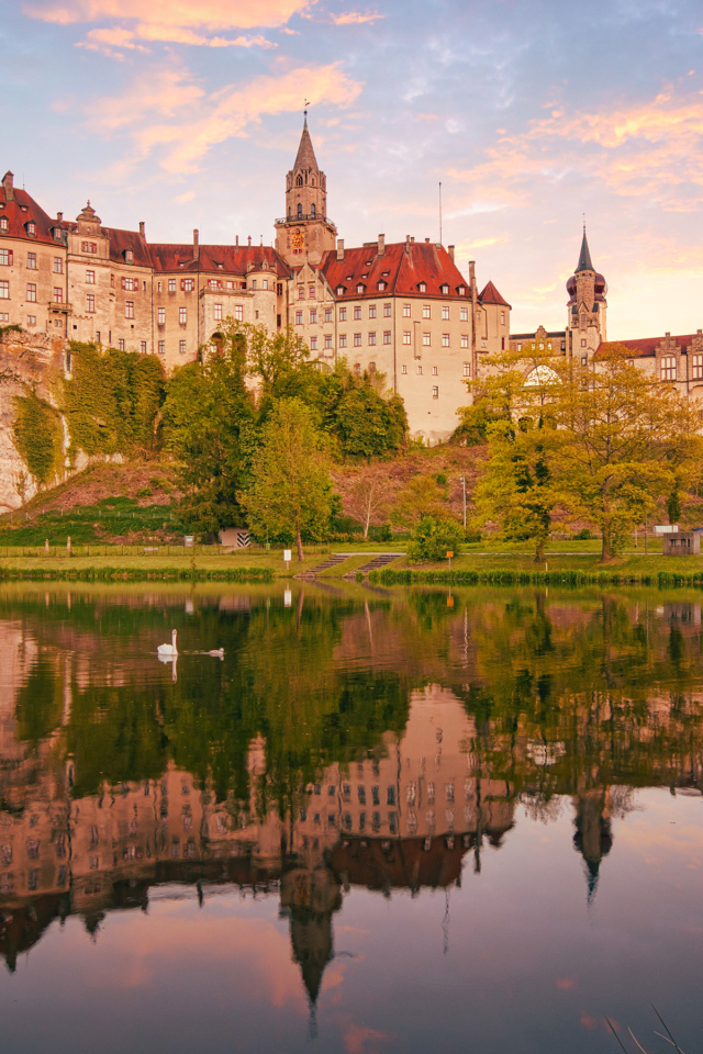 Замок Зигмаринген у пруда, Германия