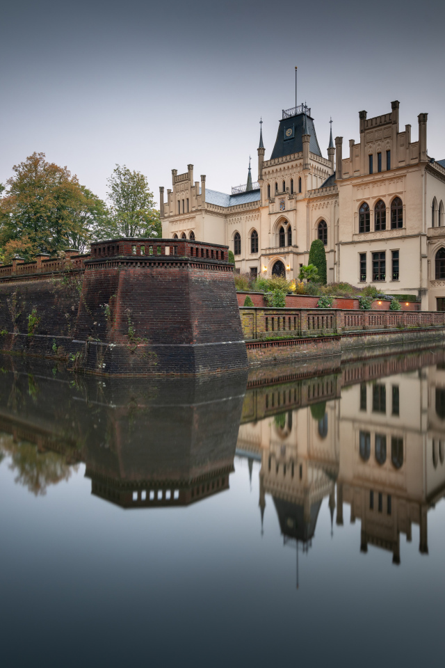 Крепость Эфенбург отражается в воде озера, Германия