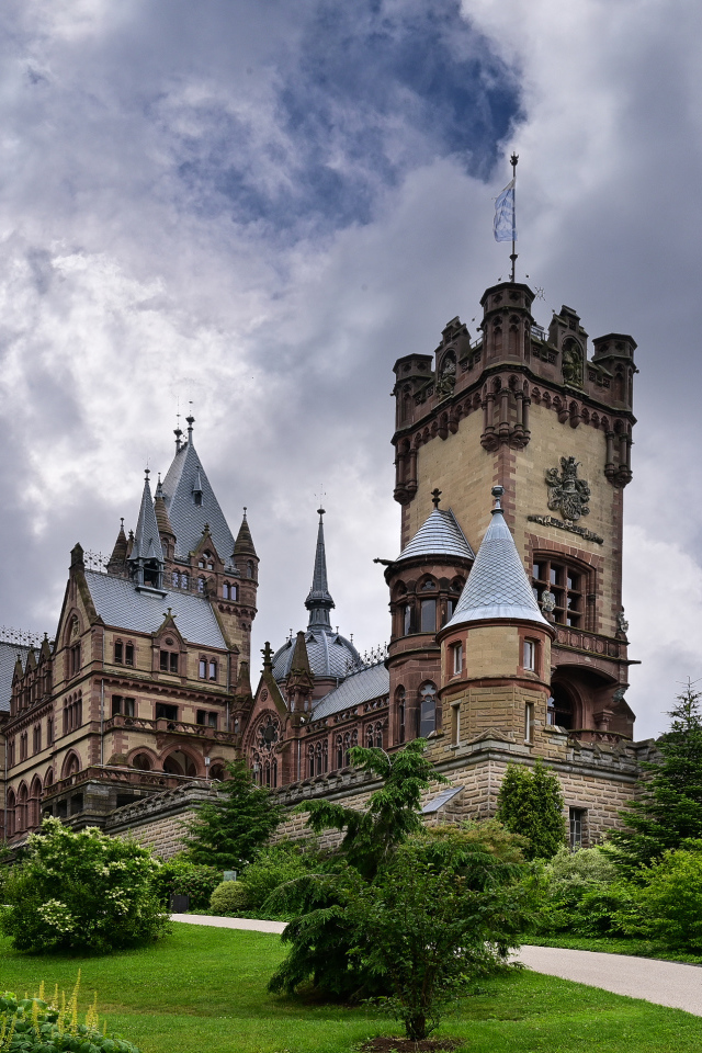 Старинный замок Драхенбург под грозовым небом. Германия