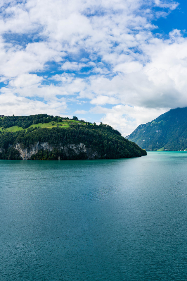 Красивый вид на озеро и горы под голубым небом, Исландия 