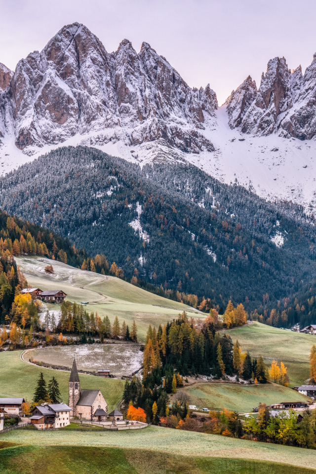 Красивый вид на заснеженные Доломитовые Альпы, Италия