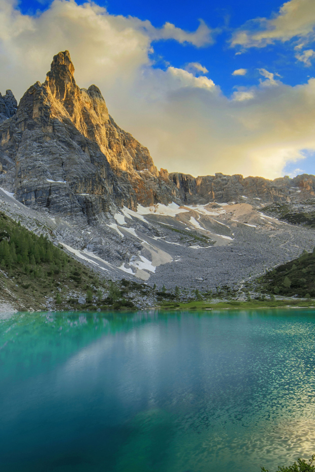 Горный массив Доломитовые альпы у озера, Италия 