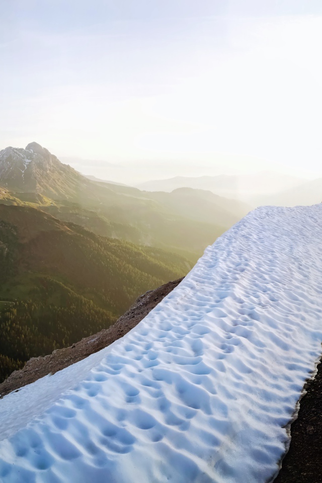 Снежная дорожка на Доломитовых  альпах,  Италия