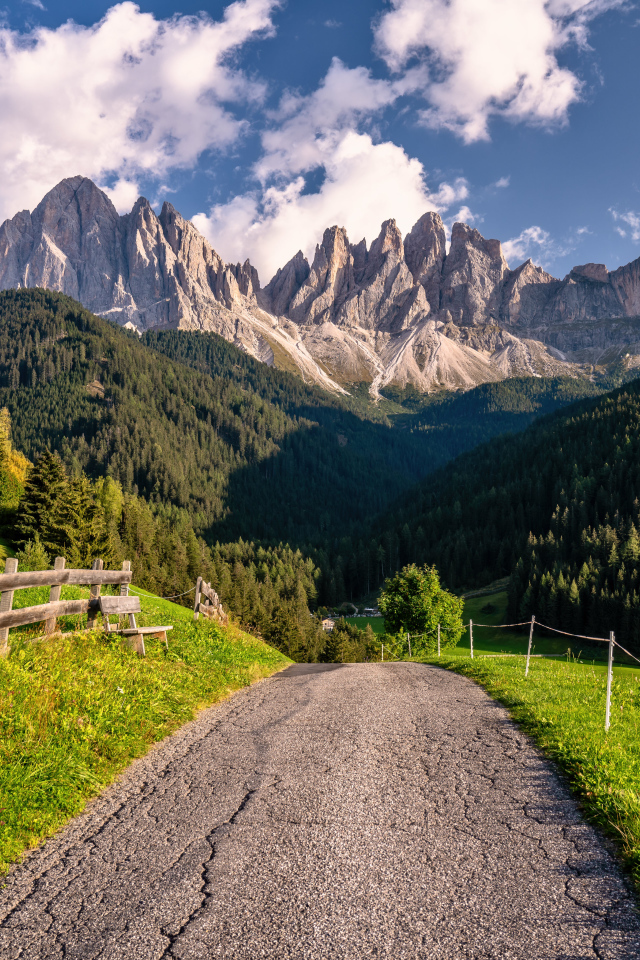 Дорога ведет к Доломитовым альпам, Италия