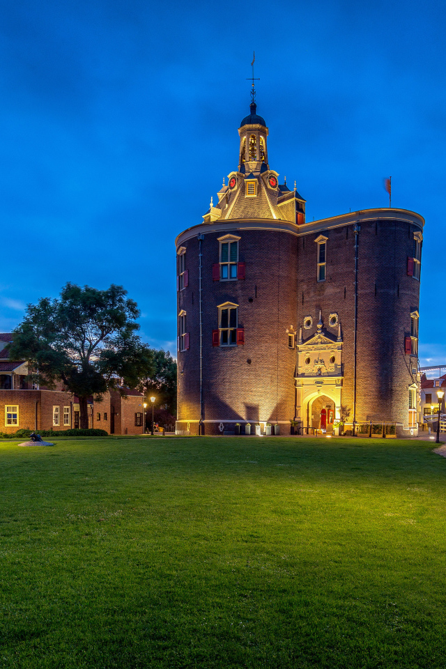 Большая старая башня в сумерках,  Нидерланды