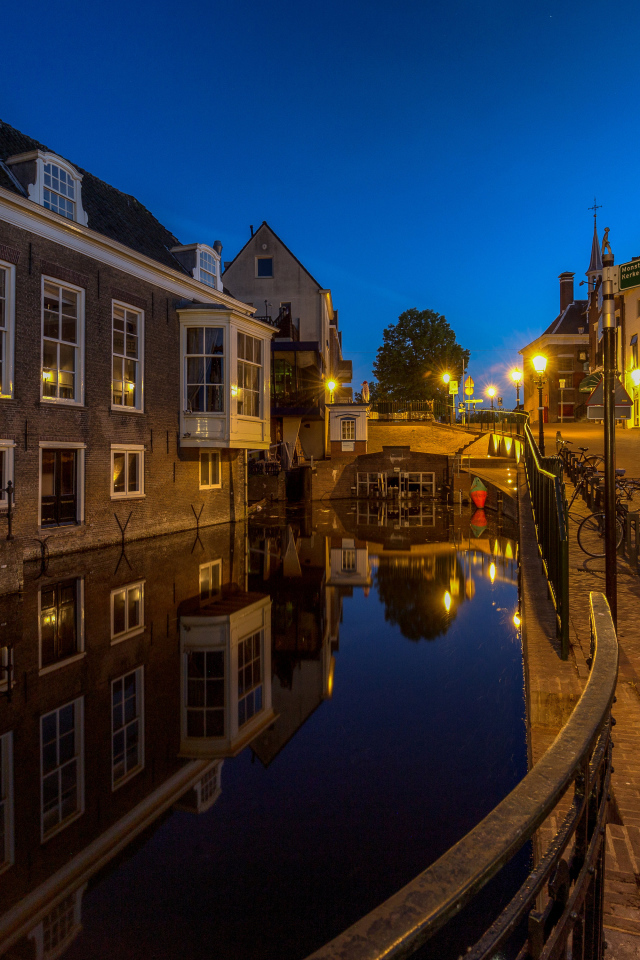 Дома у канала ночью, Нидерланды 