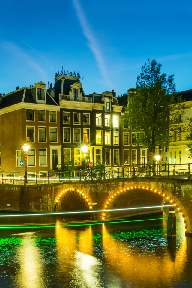 Дом у реки вечером, Амстердам. Нидерланды