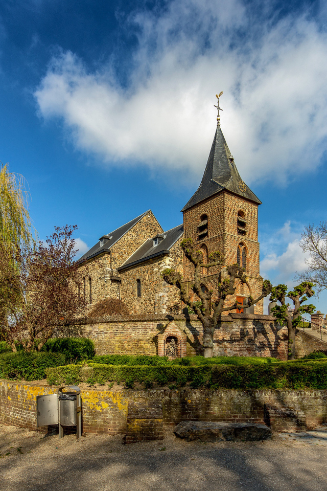 Старая церковь под  голубым небом, Нидерланды