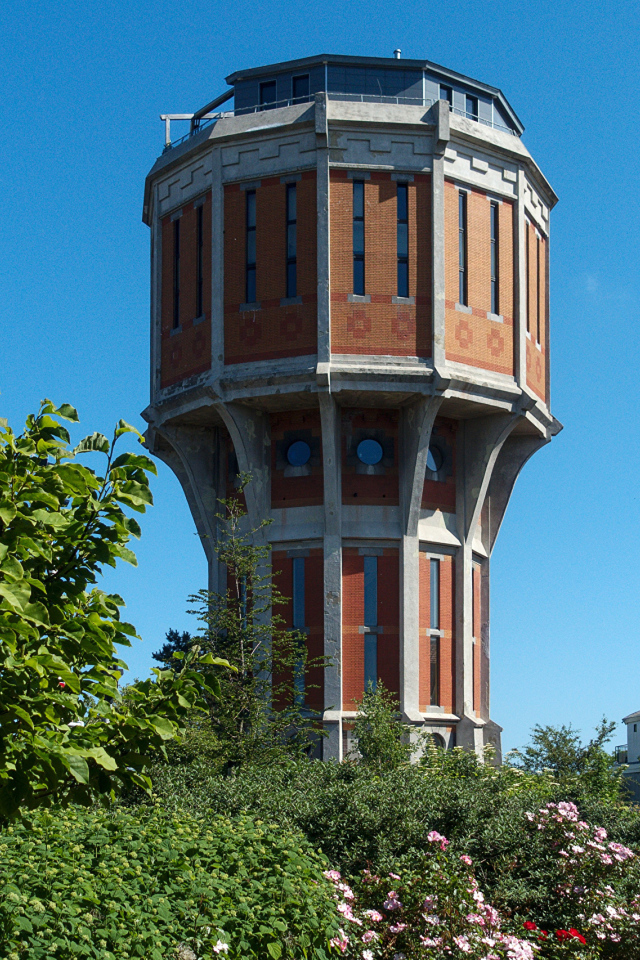 Старая башня на улице города, Нидерланды 