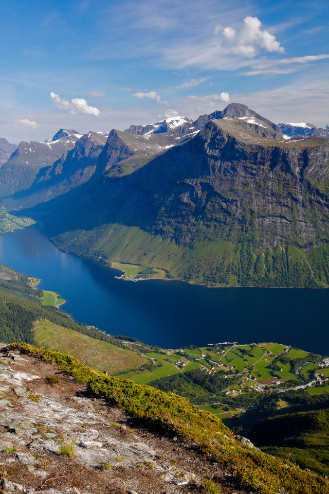 Красивый вид на зеленые горы фьорда, Норвегия
