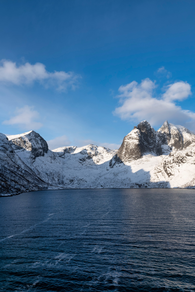 Спокойная холодная вода у заснеженных гор, Норвегия 