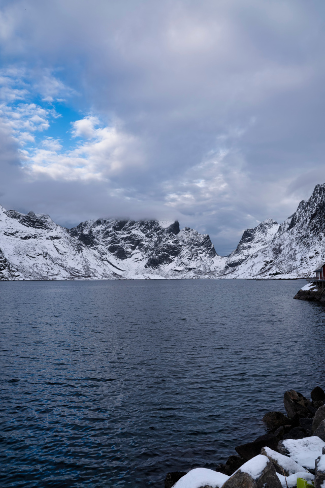 Озеро у заснеженных гор, Лофотенские острова, Норвегия