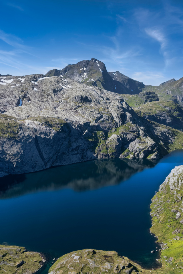 Озеро среди гор, Лофотенские острова. Норвегия