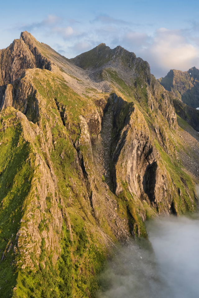 Большие высокие горы в тумане, Лофотенские острова. Норвегия