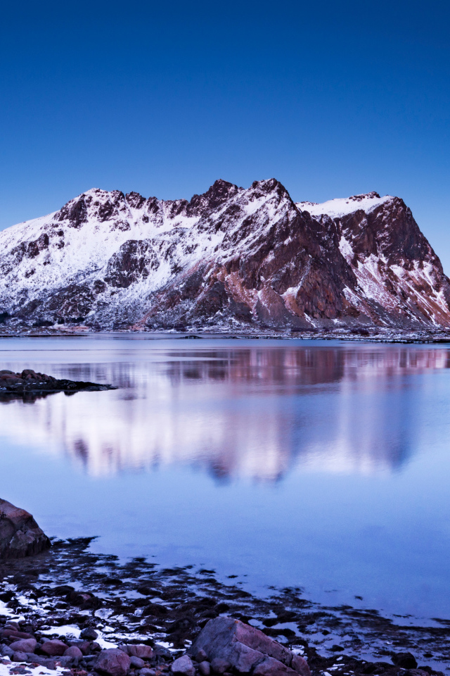 Большие покрытые снегом горы у воды, Норвегия