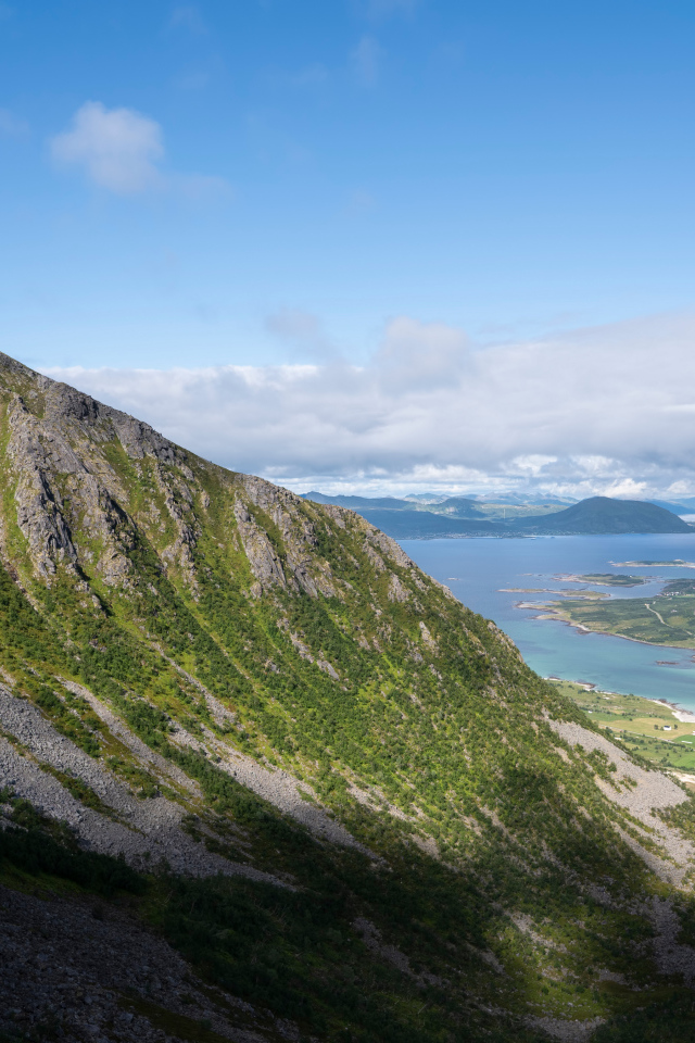Горы на побережье Лофотенских островов, Норвегия