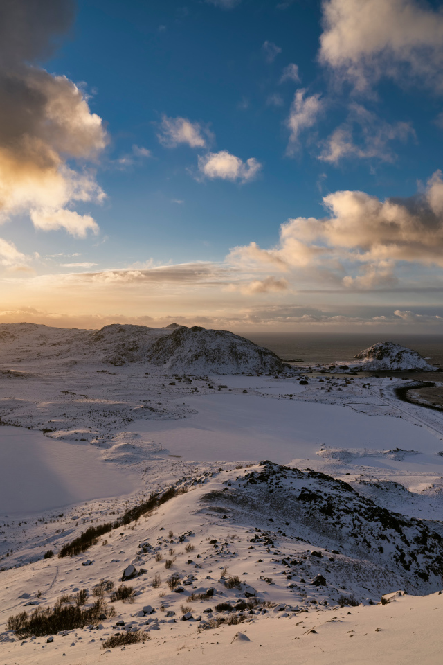 Заснеженные горы у залива на закате, Лофотенские острова. Норвегия 