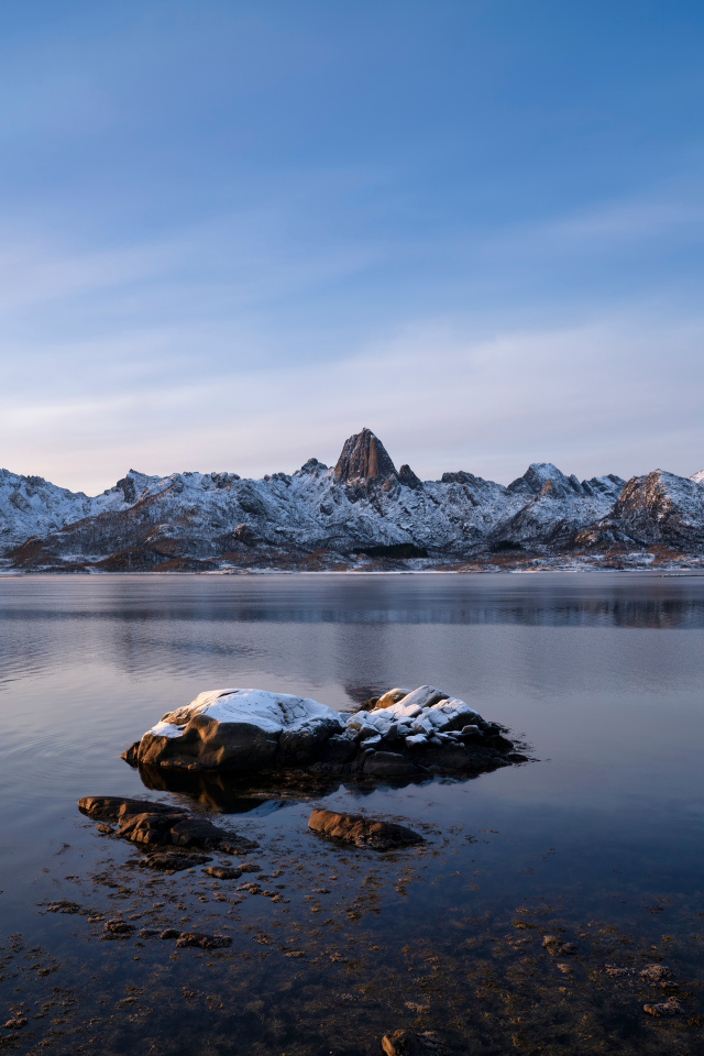 Заснеженные Лофотенские острова под голубым небом, Норвегия 