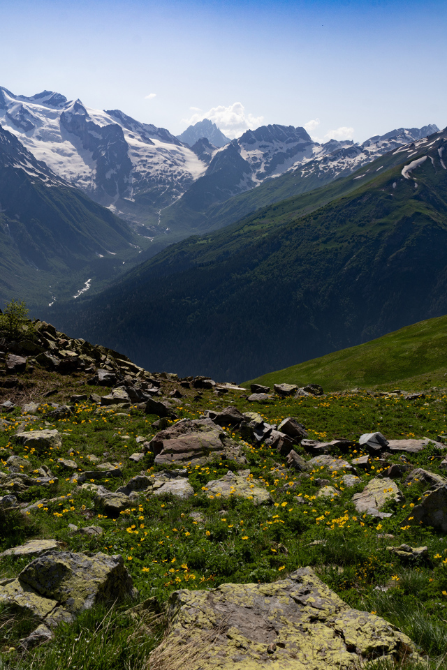 Горный хребет Домбай под голубым небом, Россия 