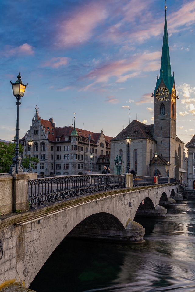 Красивые здания и мост через реку в городе Цюрих, Швейцария
