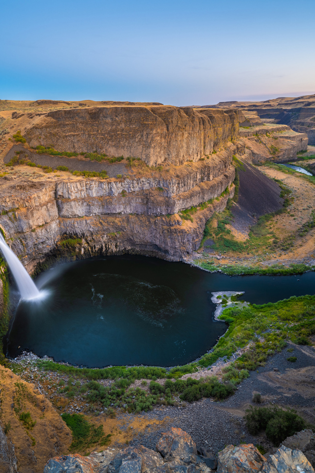Водопад стекает со стены каньона, США