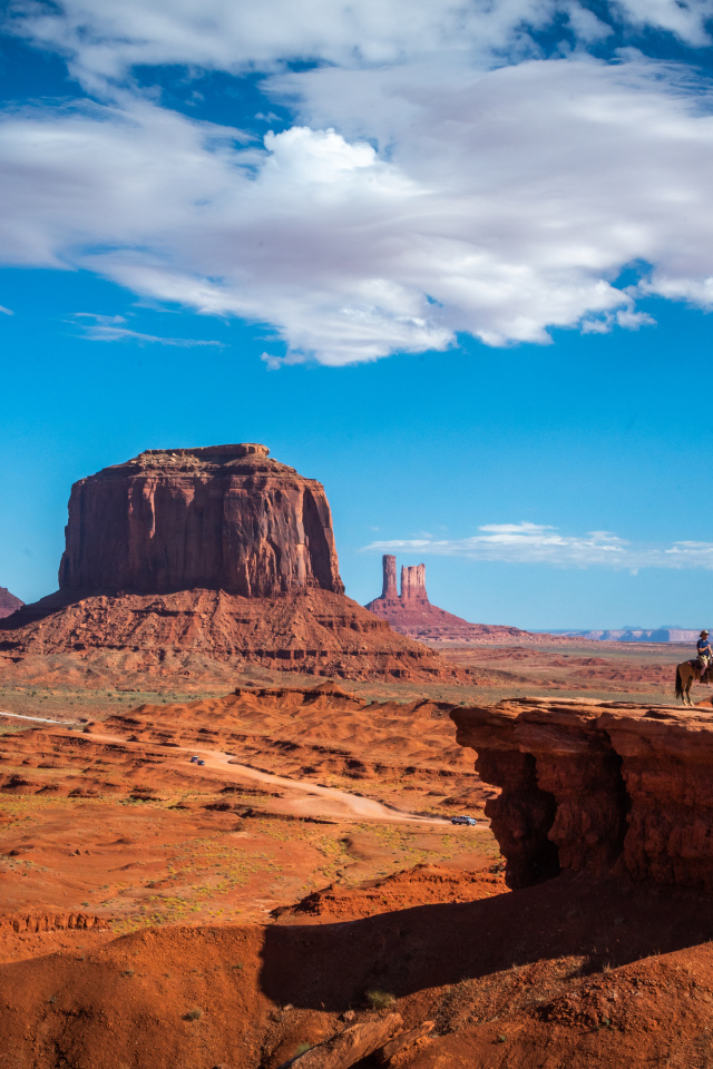 Старинные каменные монументы под голубым небом, США