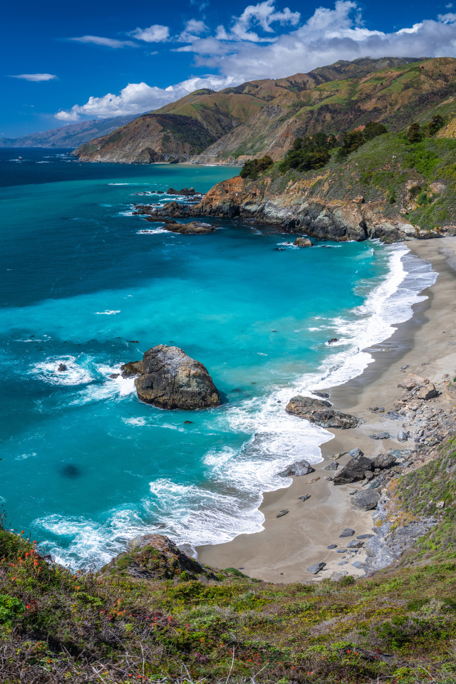 Голубая вода в океане на побережье Калифорнии, США