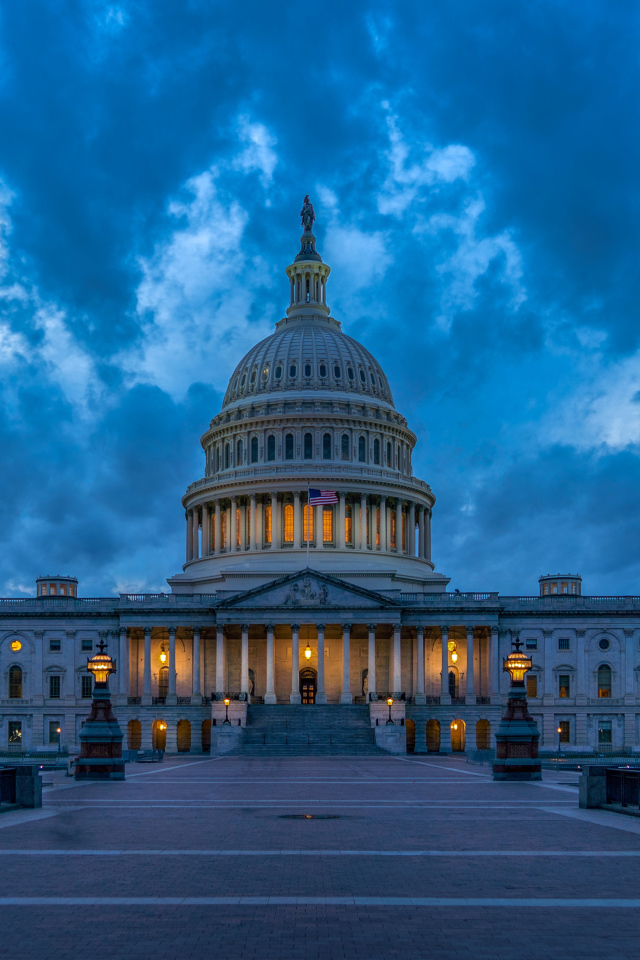 Здание Капитолия в сумерках, Вашингтон. США