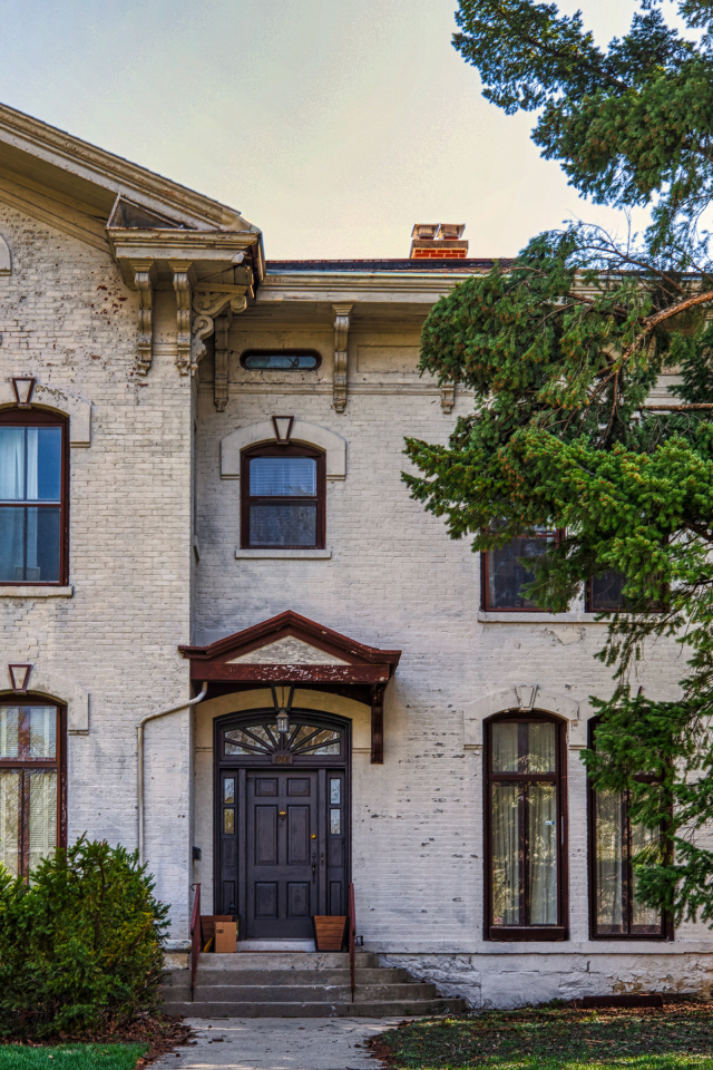 Большой двухэтажный дом в городе, США