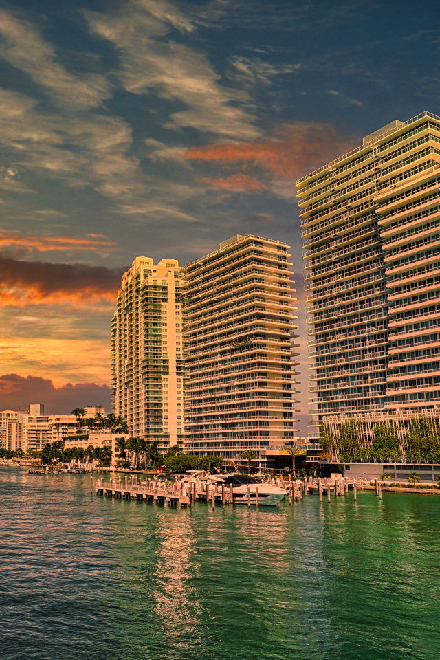 Небоскребы Майами в лучах заката, США