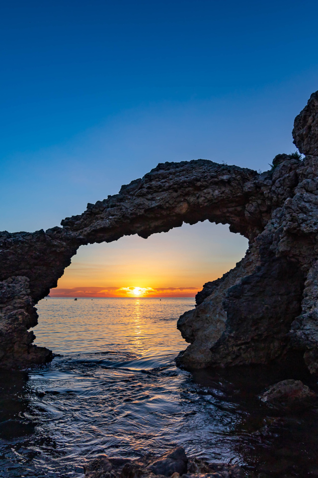 Арка в скале на закате, Испания