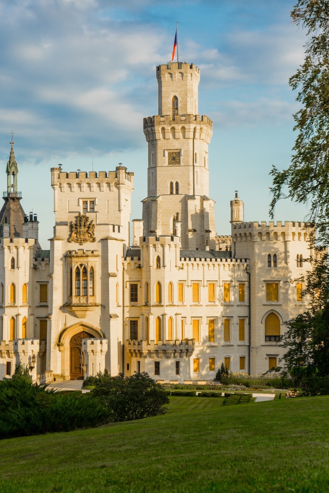 Красивый старинный замок  Глубока с зеленым газоном, Чехия