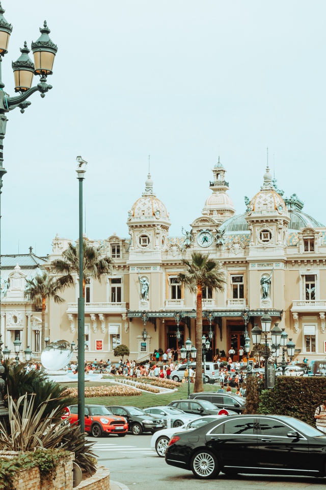 Красивое здание казино в городе Монте-Карло, Монако
